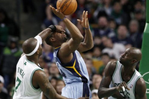 "Heat" apspēlē "Raptors", panākums arī Bostonai