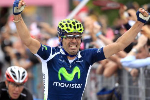 Haotiskā "Giro d'Italia" 9. posma finišā triumfē Ventoso