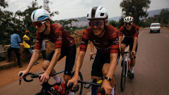 Skujiņš atkal ielaužas pasaules pieciniekā, Pogačars dominē un nosargā titulu