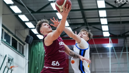 Aizpuram 25, Latvijas junioriem pirmā uzvara neoficiālajā pasaules U18 čempionātā