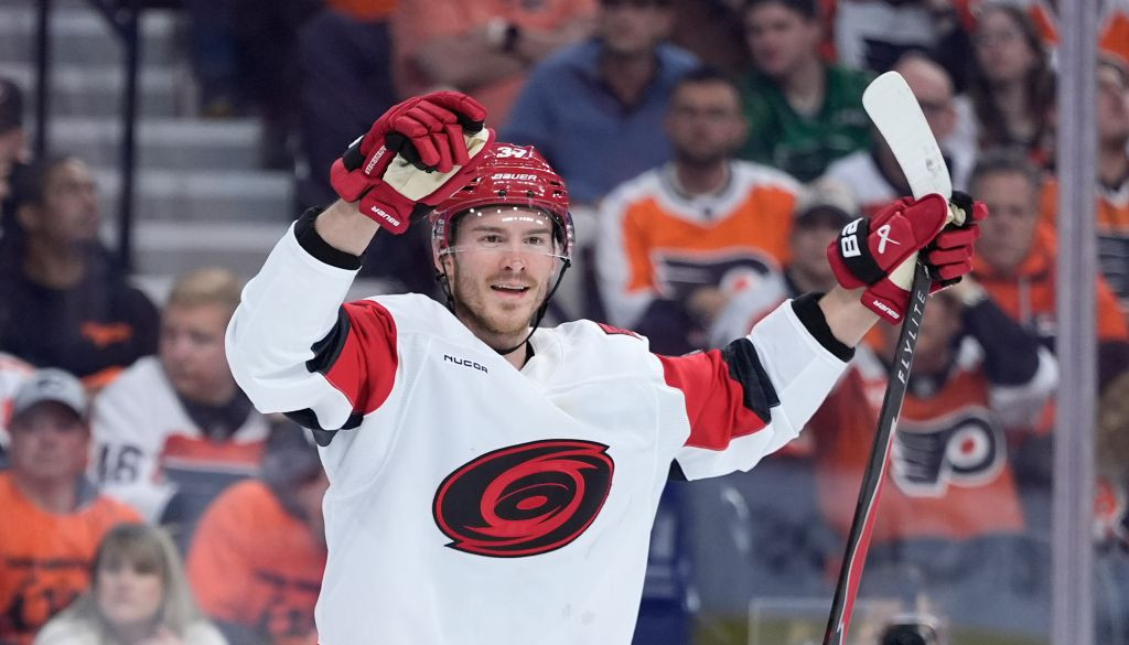 Neapturamā mašīna “Hurricanes” soļa attālumā no konferences fināla – Hokejs – Sportacentrs.com