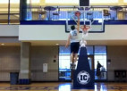 Video: 180 cm garš <i>superdankeris</i> NCAA konkursā