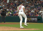 Video: Beisbolists neticamā veidā noķer bumbiņu un šokē līdzjutējus