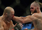 Prohāzka lieliskā cīņā izrauj UFC titulu, Ševčenko uzvar par <i>mata tiesu</i>