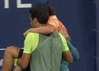 Video: Bumbu padevējs gūst savainojumu, tenisists nāk palīgā