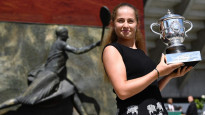 Laimīgā Ostapenko ar "French Open" trofeju rokās