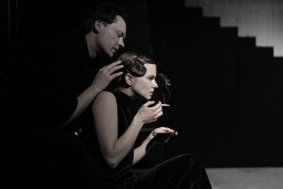 Valmieras teātrī pirmizrāde iestudējumam “Sēras piestāv Elektrai” Ineses Mičules režijā