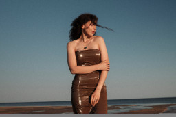 Video: Rūta Dūduma izdod aizkustinošu dziesmas video klipu “Krēslā”