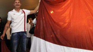 LOK glabāšanā saņem Londonas olimpiādē nesto Latvijas karogu