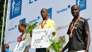 Kenijietis Koečs labo Nordea Rīgas maratona rekordu