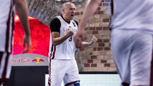 Latvijas 3x3 basketbolisti izrēķinās ar poļiem un izcīna pirmo vietu grupā