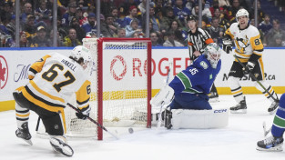 Bļugers naski met pa <i>pingvīnu</i> vārtiem, NHL līdere "Canucks" turpina klupt un krist