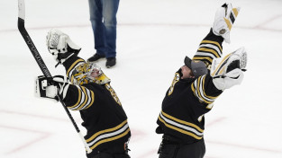 "Bruins" principiālu sēriju iesāk ar vārtsarga meistarklasi un <i>Leafs</i> sakaušanu