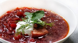 Biešu zupa ar cūkas ribiņām