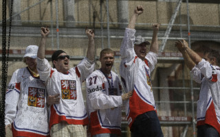 Foto: Pasaules čempioni čehi atgriežas mājās