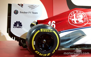 Foto: "Alfa Romeo Sauber" F1 komandas krāsas tuvplānā