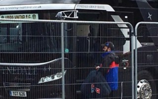 Foto: Futbolisti pasūta picu uz komandas autobusu