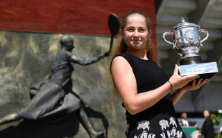 Foto: Laimīgā Ostapenko ar "French Open" trofeju rokās