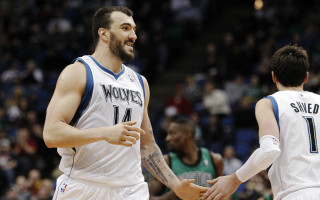 Bijušā "Timberwolves" centra Pekoviča auto atrastas narkotikas un šaujamieroči