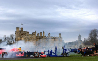 Video: „Formula 1” pret astoņiem regbija spēlētājiem - jaudīgs motors un dzelži pret cilvēku spēku