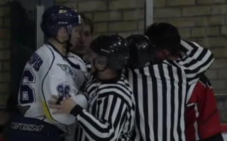 Video: LČ hokeja spēlē sulīgs kautiņš starp Grundmani un Jansonu