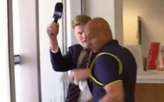 Video: Kriketa komandas apsargs grūstās ar žurnālistu
