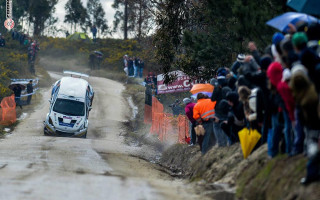 Video: Skatītājiem veiksme stāv klāt rallija sacīkstēs Portugālē