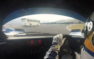 Video: Super GT treniņu laikā autobuss pa trasi ved skatītājus