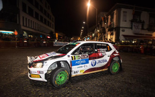 Video: Sirmača ekipāža Azoru salu rallija šova posmā izklaidē skatītājus