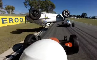 Video: Austrāliešu formulu pilote piedzīvo iespaidīgu negadījumu