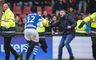 Video: Nīderlandē mājinieku fani pēc sakāves uzbrūk viesu futbolistiem