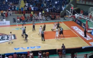 Video: Basketbolists speciāli aizmet garām sodiņu, lai izrautu uzvaru pēdējā sekundē