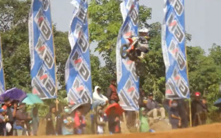 Video: Jaunam motokrosa braucējam izdodas neticami savaldīt motociklu