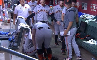 Video: Beisbolists dusmu uzplūdā gandrīz savaino komandas biedru