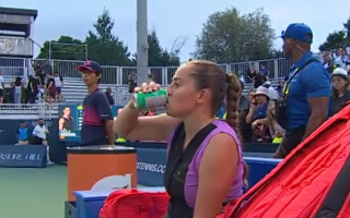 Video: Ostapenko lūdz sarūpēt dzirkstošo ūdeni