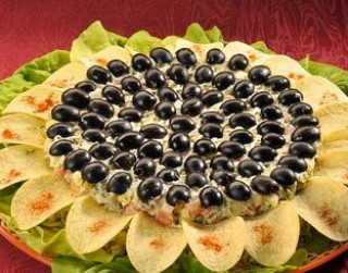 Salāti Saulespuķe brīvdienu galdam