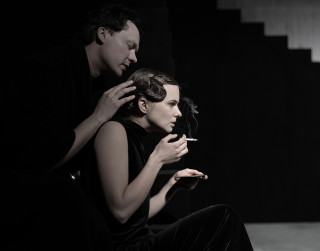 Valmieras teātrī pirmizrāde iestudējumam “Sēras piestāv Elektrai” Ineses Mičules režijā