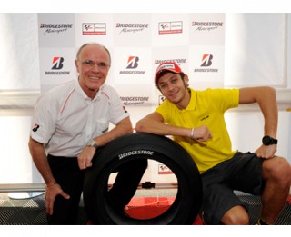 Valentīno Rossi un Bridgestone sadarbojas motociklu riepu drošības uzlabošanā
