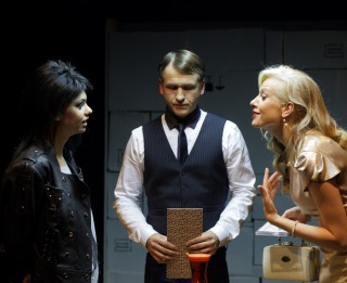 Video: Teātris grib ēst, bet nauda pieder skatītājam! Ko darīt?! Izrādes "Prezentācija" fragmenti