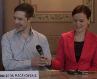 Video: Operā rādīs Figaro kāzas latīņamerikas seriālu noskaņās