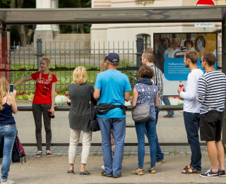Coca-Cola atklāj divas interaktīvas autobusu pieturas Rīgas centrā