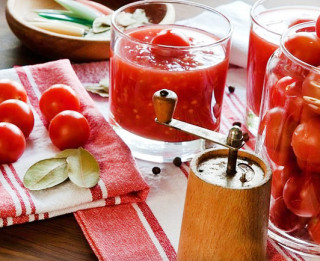 Kā pagatavot tomātus savā sulā?