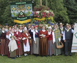 Siguldas folkloras kopa SENLEJA Turaidā izdzied 35. dzimšanas dienu