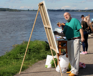 LMA rektors Naumovs 'alla prima' tehnikā uzglezno Daugavas ainavu