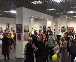 Kompleksā Panorama Plaza atklāta labdarības mākslas izstāde "Vernisāža"