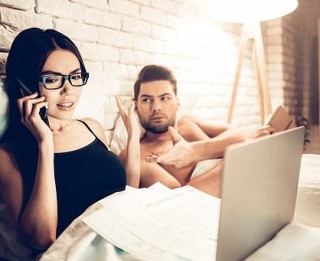 Kā dators guļamistabā var sabojāt seksu un attiecības