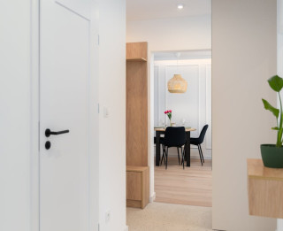 Regulējamās vai klasiskās durvju kārbas – kura izvēle ir labāka?