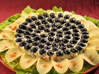 Salāti Saulespuķe brīvdienu galdam