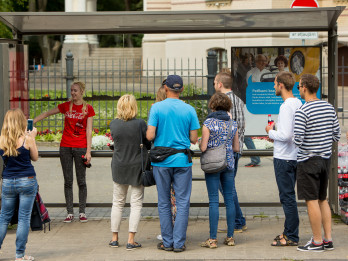 Coca-Cola atklāj divas interaktīvas autobusu pieturas Rīgas centrā