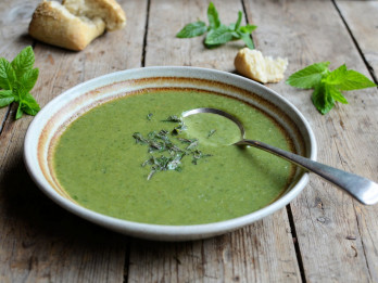 Zaļo zirnīšu krēmzupa ar svaigām piparmētrām
